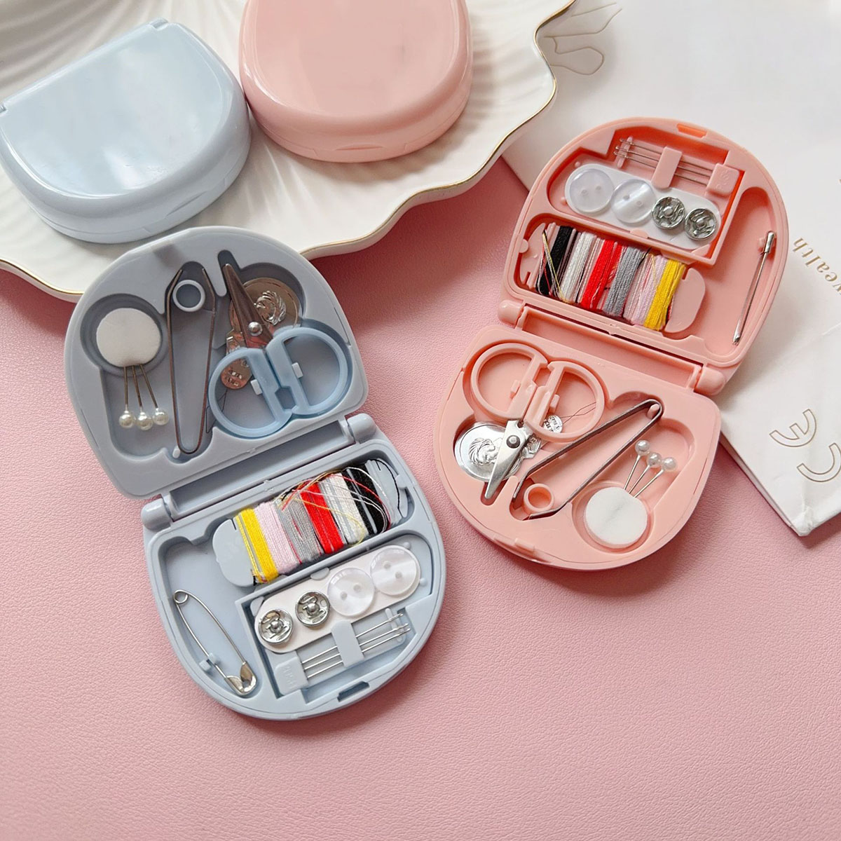 Travel Accessories Kit For Women - ชุดจักรเย็บผ้าแบบแมนนวลขนาดเล็ก เครื่องมือเย็บผ้าแบบพกพา อุปกรณ์เย็บผ้าสําหรับเดินทางพร้อมอุปกรณ์เสริมเข็มและด้าย